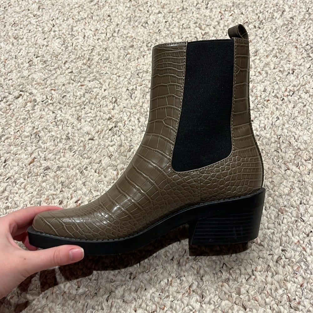 Open Edit Ayla Chelsea Boot Croc Pattern Green Sz… - image 4